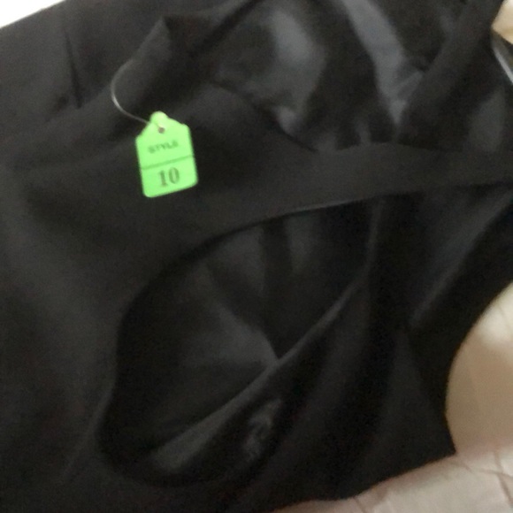 Dress mid calf to ankle depending on height. - Picture 4 of 4